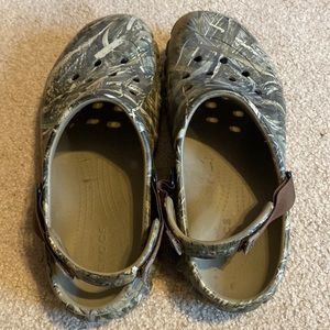 Men’s camo crocs M 11